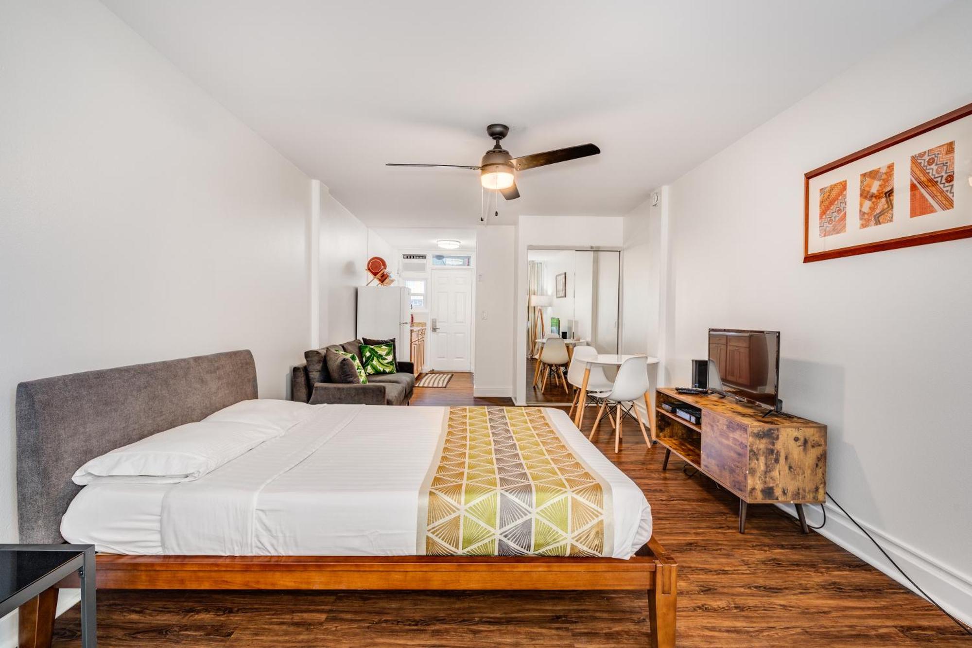 2413 Kuhio Apartment